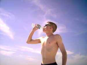 Bebe agua antes de comer para perder peso. Fuente imagen sxc.hu