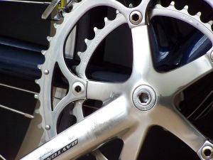 Entrenamiento de ciclismo. Plato grande o plato pequeño. Revoluciones o fuerza.