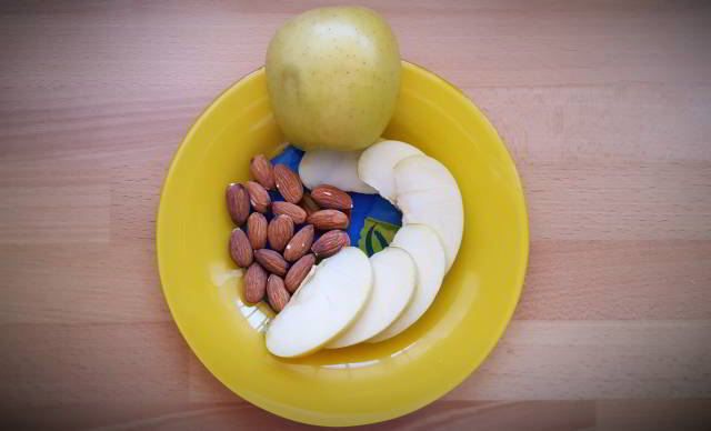 Snaks que no engordan, manzana con almendras