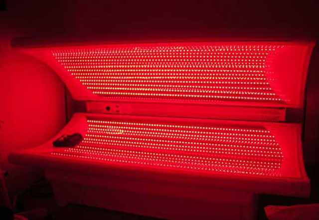 Aplicación de luz roja en infraroja en todo el cuerpo